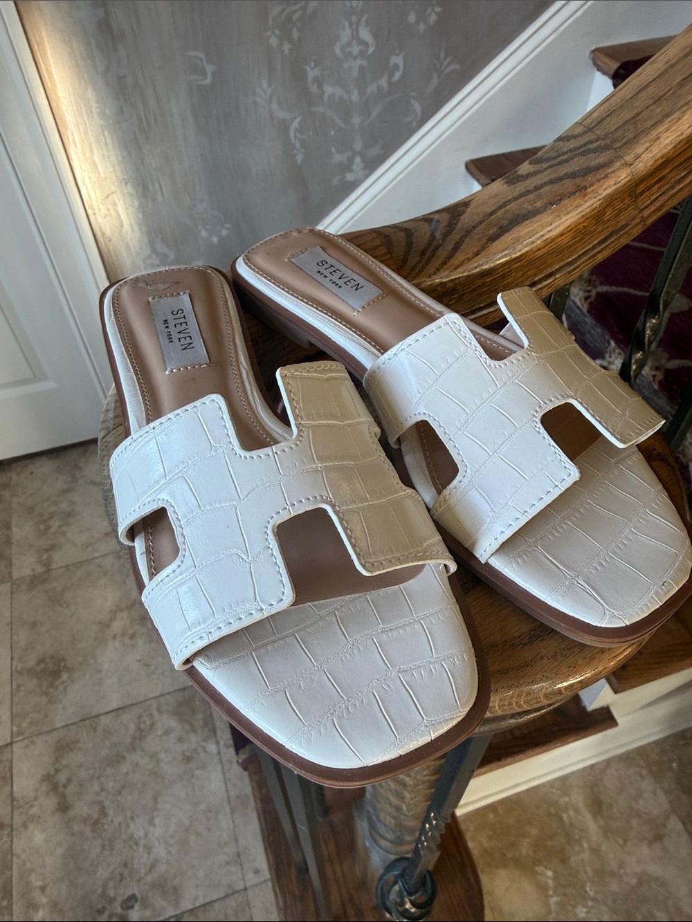 STEVEN white crock H cut design. Excellent condition size 6. - Picture 8 of 12